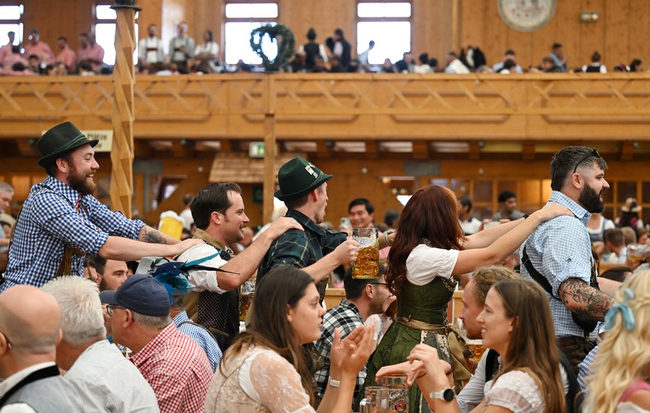 Fotografija: Veselje ljubiteljev piva je neizmerno. FOTO: Angelika Warmuth/Reuters