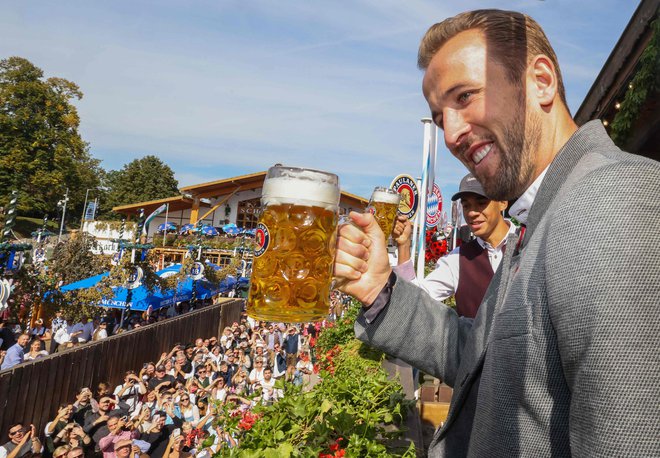 Tudi nogometni zvezdnik Bayerna, Anglež Harry Kane, se mu ni mogel upreti. FOTO: Alexandra Beier/AFP