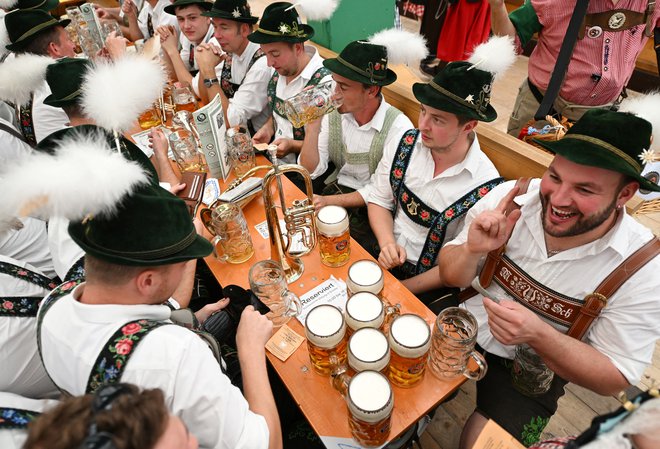 Bavarci v tradicionalnih oblačilih FOTO: Angelika Warmuth/Reuters