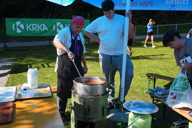 Tudi za hrano je bilo poskrbljeno. FOTO: Pep