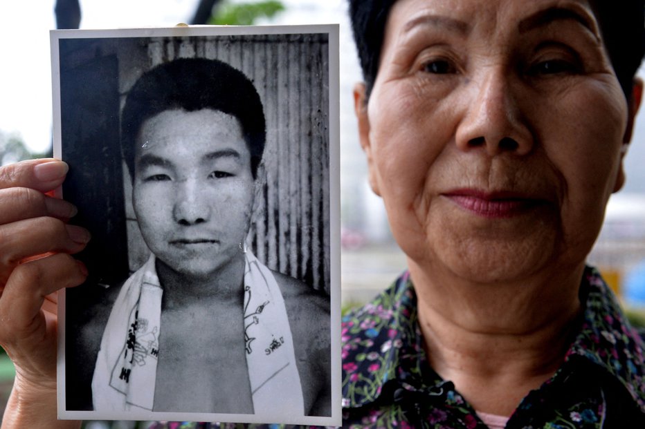 Fotografija: Hideko Hakamada s fotografijo svojega brata. FOTO: Kazuhiro Nogi Afp