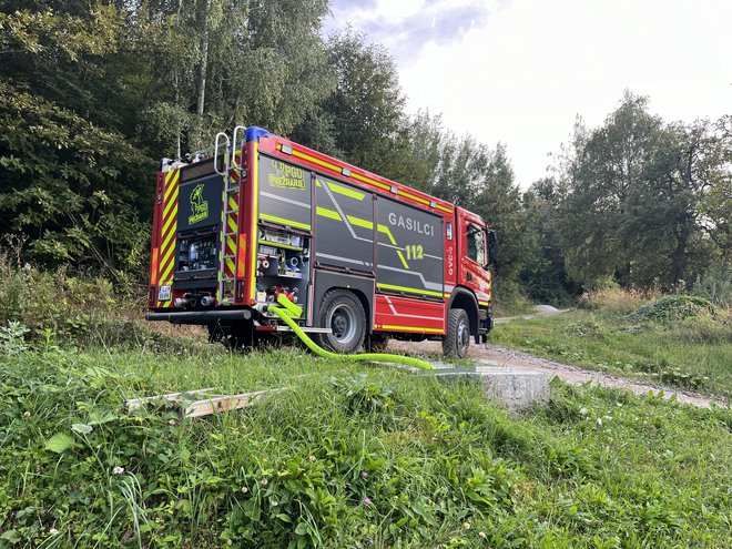 Družine v povprečju plačajo 180 evrov za vodo, ki jo pripeljejo gasilci. FOTO: Osebni arhiv