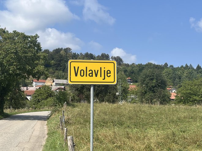 Strnjeni del naselja Volavlje je priključen na vodovodno omrežje, prebivalci hiš, ki so razpršene, pa se morajo z vodo preskrbovati sami. FOTO: Osebni arhiv