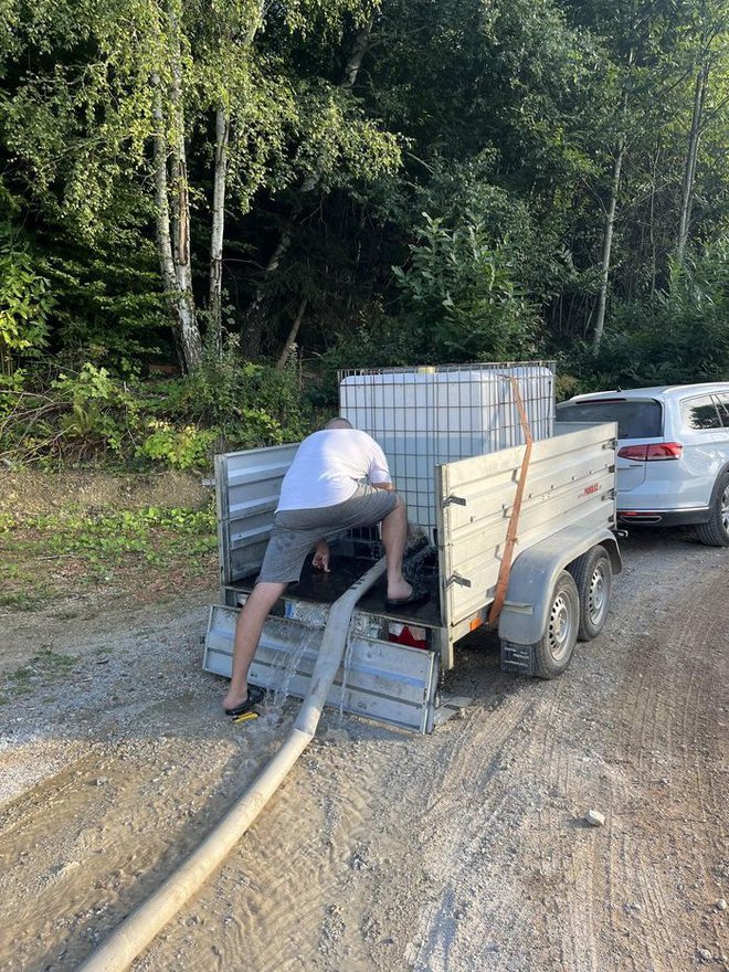 Nekateri si osnovno življenjsko tekočino pripeljejo sami. FOTO: Osebni arhiv