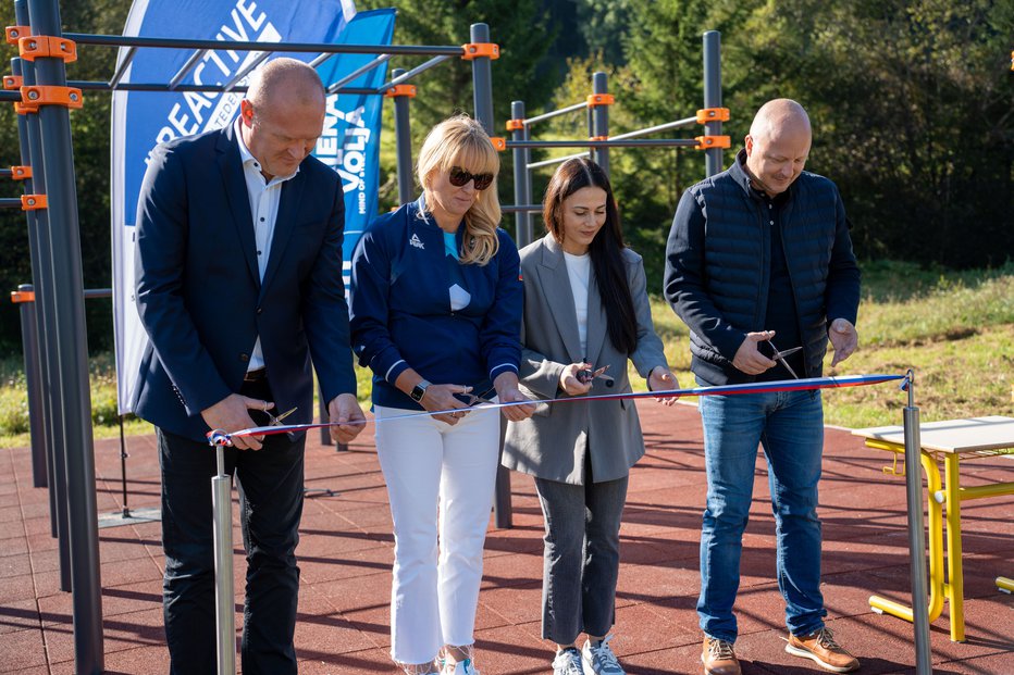 Fotografija: Trak je prerezala skupaj z direktorjem občinske uprave Mislinje Blažem Šalovnom, direktorjem SIJ Ravne Systems Matjažem Hudopiskom in podpredsednico OKS Katjo Koren Miklavec. FOTO: Olimpijski komite