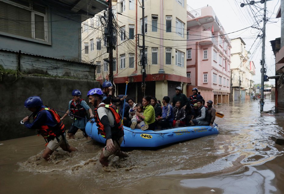 Fotografija: Mnogi so ostali brez domov. FOTO: Navesh Chitrakar/Reuters