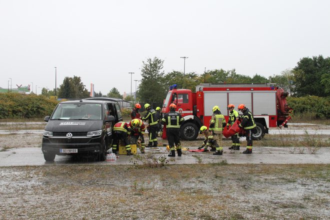 Pomemben del treninga je tudi pospravljanje opreme. FOTO: Staš Ivanc