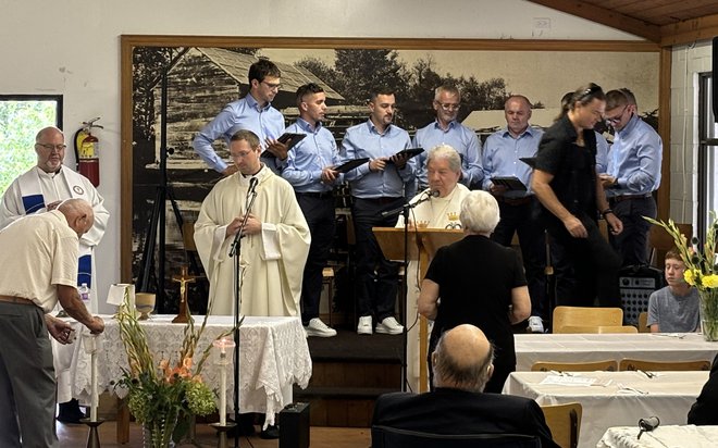 Peški oktet je zapel pri eni od svetih maš. FOTO: osebni arhiv