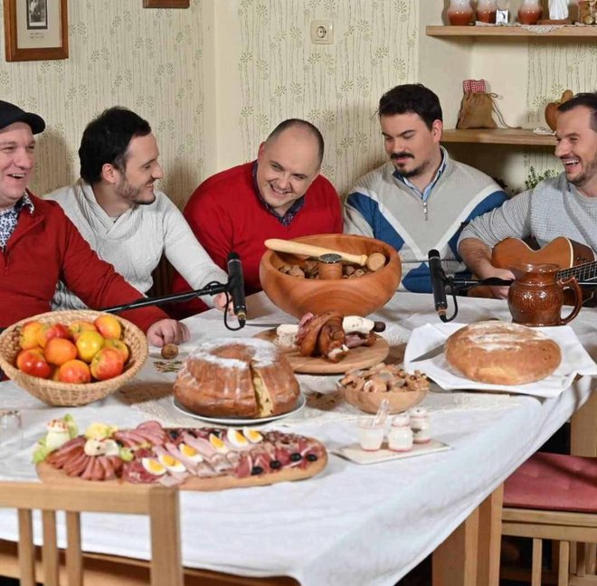 Obložena miza in lačni Modrijani. FOTO: osebni arhiv/Instagram