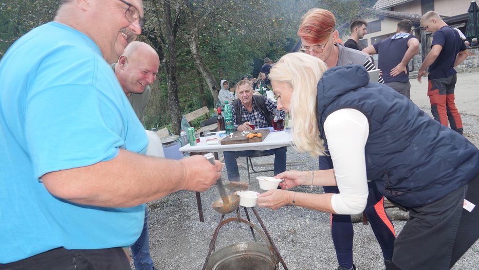 Fotografija: Za ocenjevalne vzorce so na koncu postrgali kotel. FOTOGRAFIJE: Slavko Mirtič