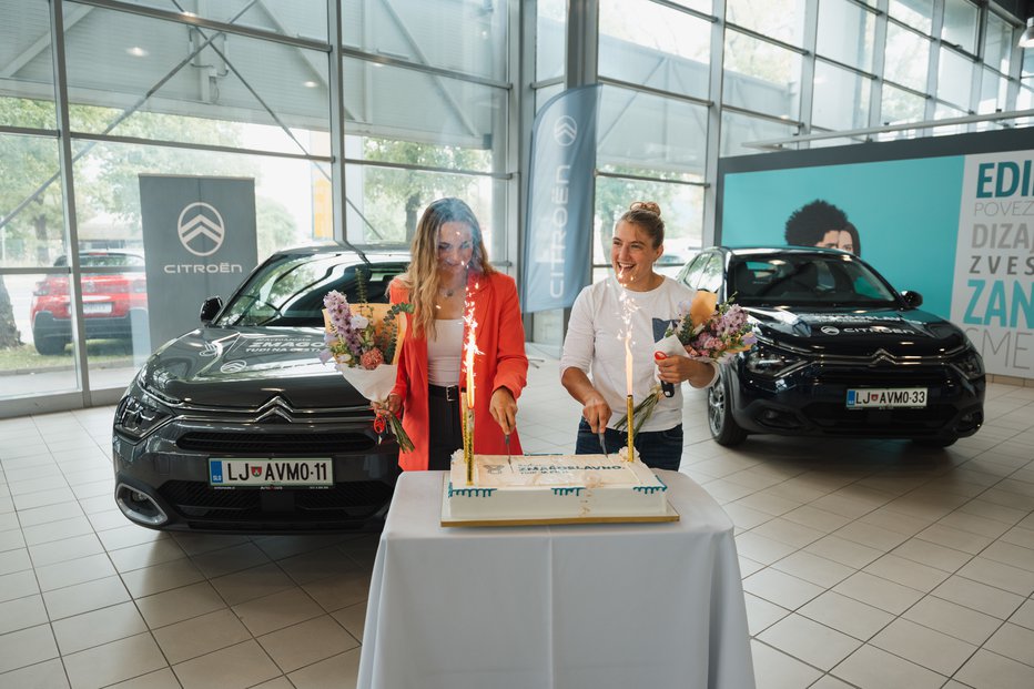 Fotografija: Kaja Kajzer in Andreja Leški ob prevzemu vozil FOTO: Sebastjan Pust/C Automobil Import