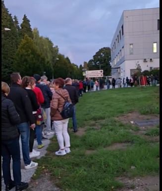 Fotografija: Nepopisna gneča pred ZD Slovenska Bistrica. FOTO: Zaslonski Posnetek