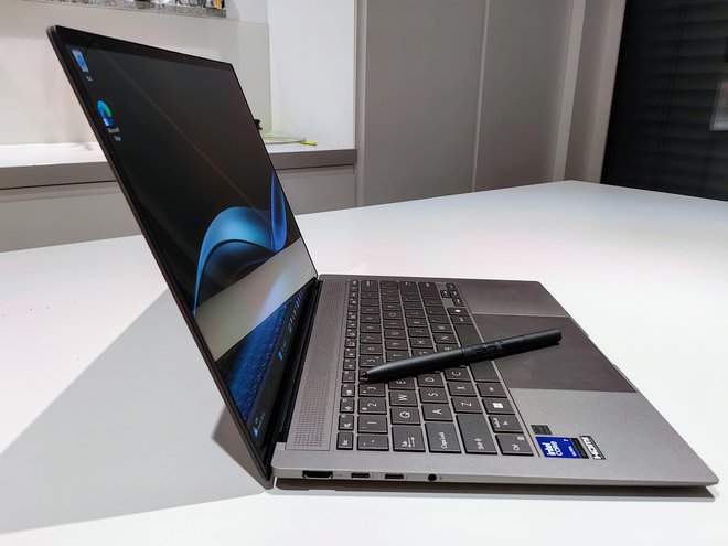 Asus zenbook S14 je prijetno tanek in lahek.