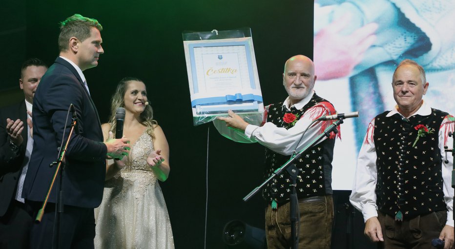 Fotografija: Kamniški župan Matej Slapar jim je izročil posebno čestitko za 50 let. FOTOGRAFIJE: Vido Repanšek