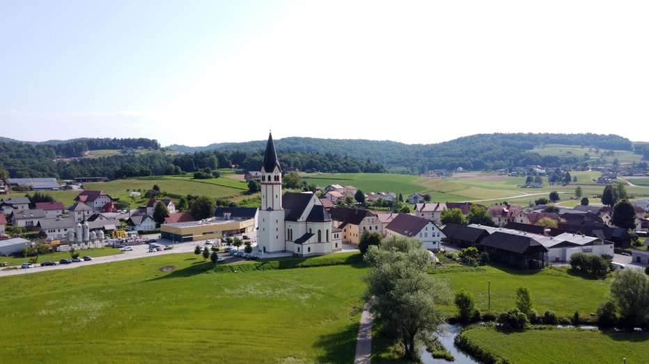 Fotografija: Mirnopeška dolina je veliko kraško polje, ki je skorajda ravno, po njej se reka vije v obliki številnih okljukov. FOTOGRAFIJE: Janez Mihovec