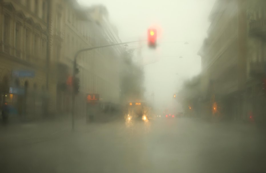 Fotografija: Ker se bo nad Slovenijo vzpostavila mirujoča vremenska fronta, bodo razmeroma močne padavine že v sredo zajele večji del naše države. FOTO: Jure Eržen/Delo