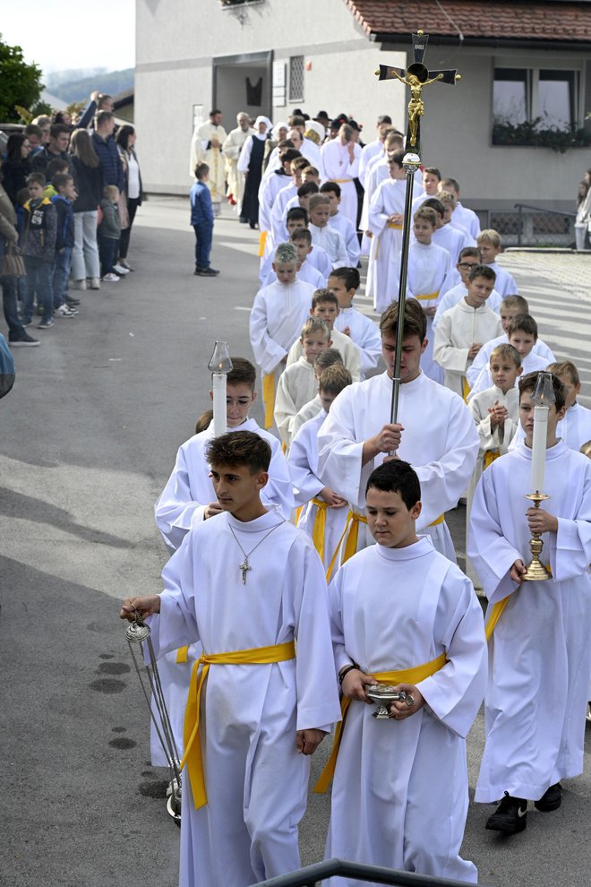 Prihod ministrantov je naznanil začetek maše.