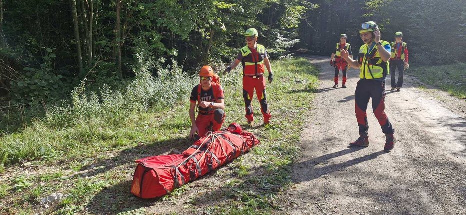 Fotografija: V bolnišnico jo je odpeljal helikopter. FOTO: GRS Tolmin, skupina Ajdovščina