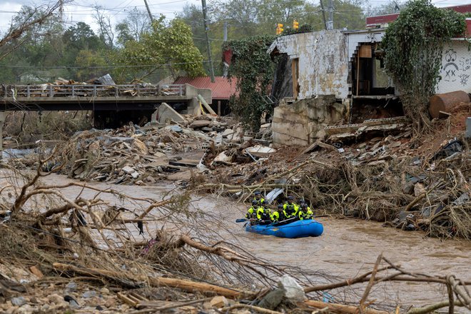 Reševalne ekipe imajo veliko dela. FOTO: Travis Long/ Reuters