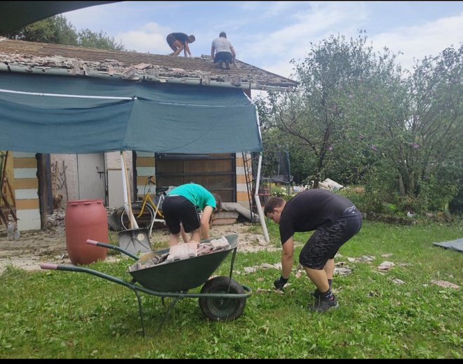 Dečki in mamica že sami poskušajo preprečiti še večjo škodo v hiši.