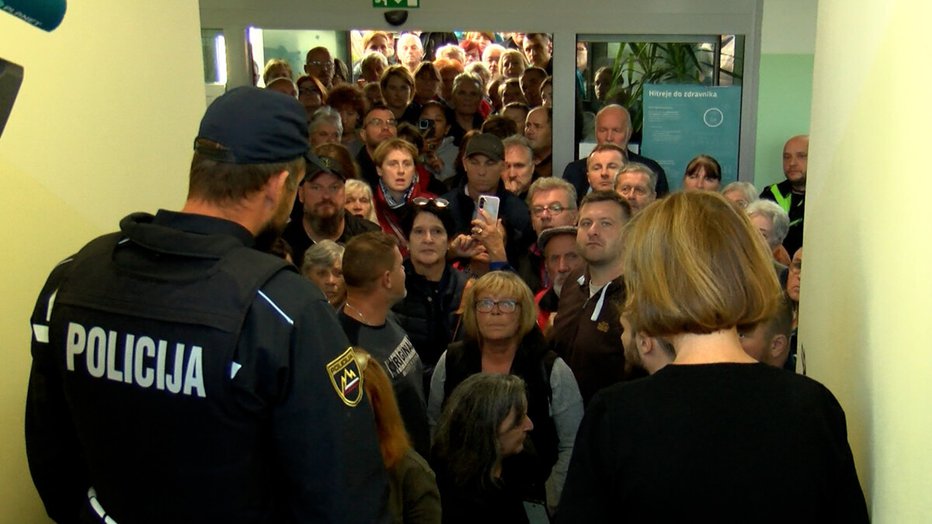 Fotografija: V Slovenski Bistrici so morali razburjene občane miriti celo policisti. FOTO: Lokalec.si