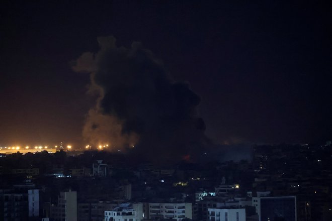 Dim nad Bejrutom: zaostrovanje konflikta med Hezbolahom in Izraelom. FOTO: Amr Abdallah Dalsh Reuters