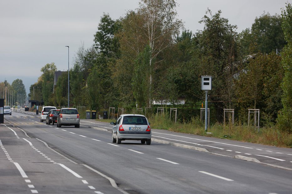 Fotografija: Poleg obnove vozišča bodo uredili bankine, odvodnjavanje in prometno opremo ter signalizacijo. FOTO: Nik Radovan, Mol