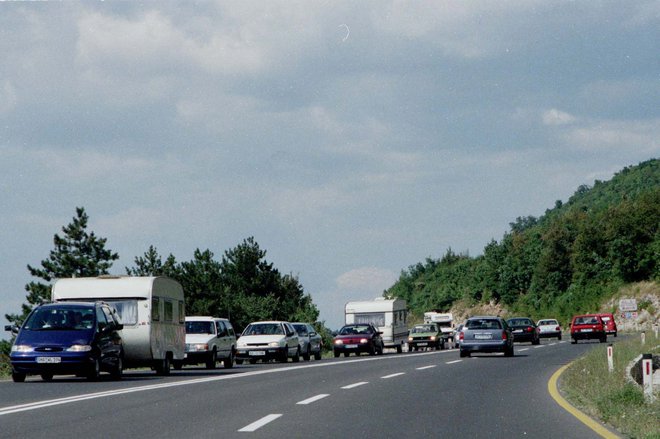 Leta 1999 se je na vrhuncu poletne sezone na znamenitem črnokalskem klancu proti morju valila taka kolona vozil. FOTO: Fotodokumentacija Dela