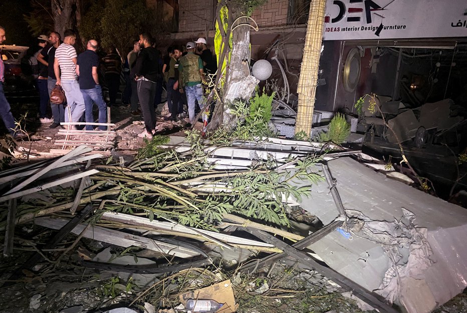 Fotografija: Izrael je 2. oktobra bombardiral stanovanjsko stavbo v zahodnem Damasku. FOTO: Firas Makdesi Reuters