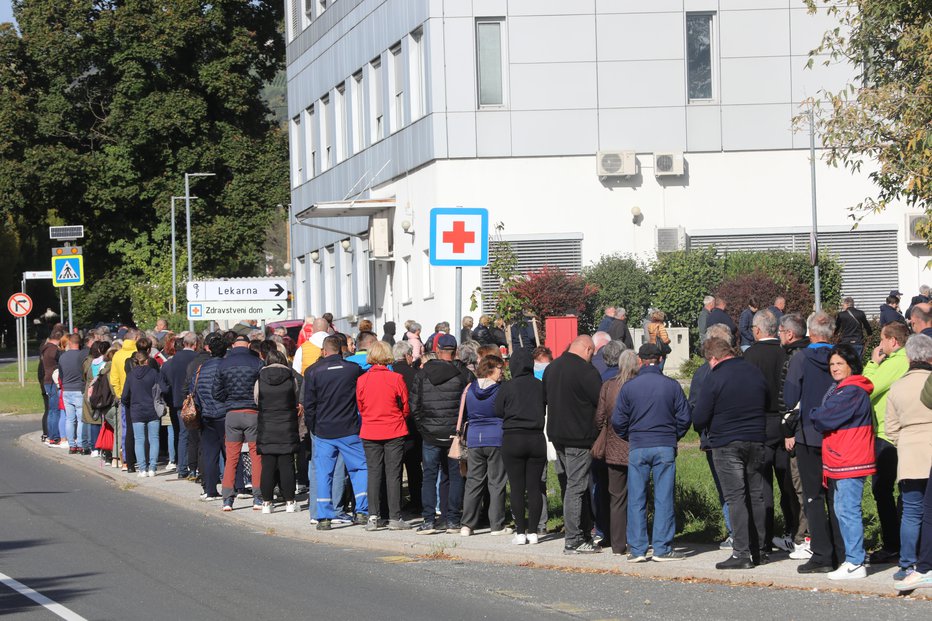 Fotografija: Pred Zdravstvenim domom Slovenska Bistrica 30. septembra 2024 FOTO: Sašo Bizjak, Večer