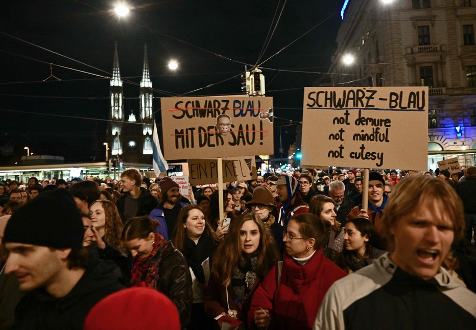 Fotografija: Več tisoč ljudi je na ulicah Dunaja. FOTO: Joe Klamar Afp