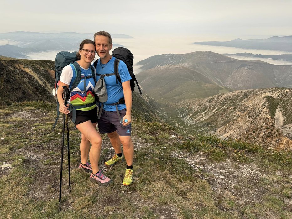 Fotografija: Razmišljam o Poti, o vsem, kar sva doživela, o vseh, ki sva jih spoznala. Hvaležna sem, da nisem sama in lahko z Boštjanom delim občutke in misli. Lepo je bilo. Naporno, a lepo. FOTO: Metka Žumer