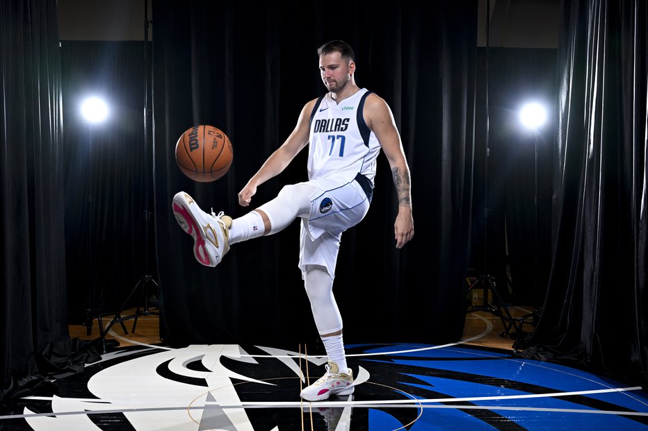 Fotografija: Takole je Dončić pred dnevi na medijskem dnevu pokazal tudi nogometno znanje. FOTO: Jerome Miron Usa Today Sports Via Reuters Con