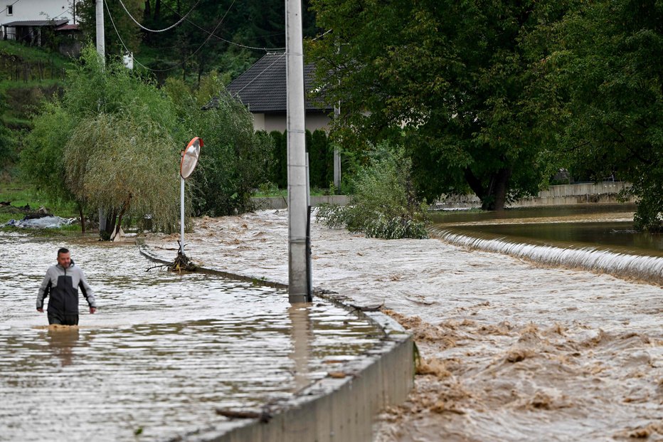 Fotografija: Razmere v BiH so zaradi poplav alarmantne, mrtvih in pogrešanih je veliko. Mestna središča so se spremenila v reke, nekateri kraji ostajajo odrezani od sveta. FOTO: Elvis Barukcic Afp