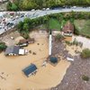 V poplavah umrlo že 21 ljudi, med njimi tudi mlada nosečnica! V ruševinah so našli objeti par (FOTO)