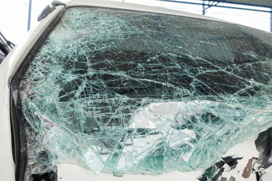 Fotografija: Broken car windshield. Accident of van car FOTO: Ipuwadol Getty Images/istockphoto