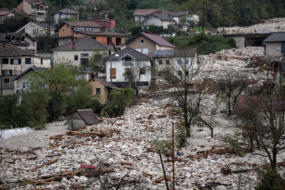 Fotografija: Vzrok za plaz, ki je zasul več hiš, naj bi bil kamnolom nad naseljem. FOTO: Marko Djurica/Reuters