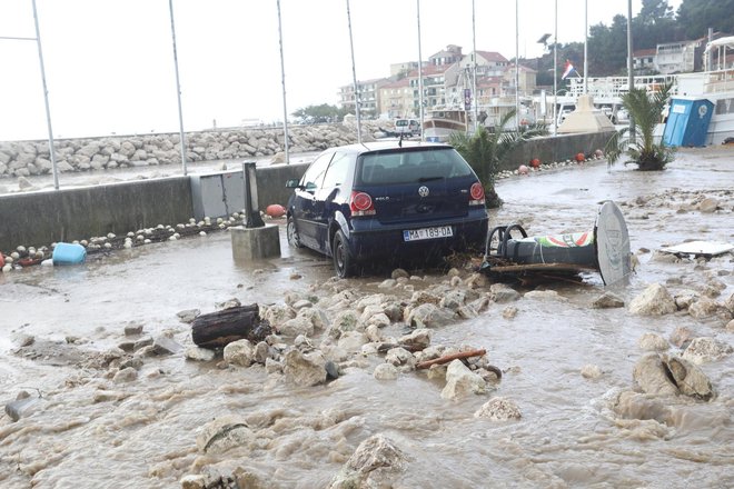 Obilne padavine so v Podgori na Hrvaškem v soboto povzročile takšno razdejanje. FOTO: Ivo Ravlic/cropix