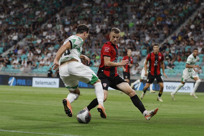 Ajdovci (v rdeče-črnem) so ustavili pohod nogometašev Brava, Olimpija (v zeleno-belem) je sinoči igrala s Koprom. FOTO: Leon Vidic