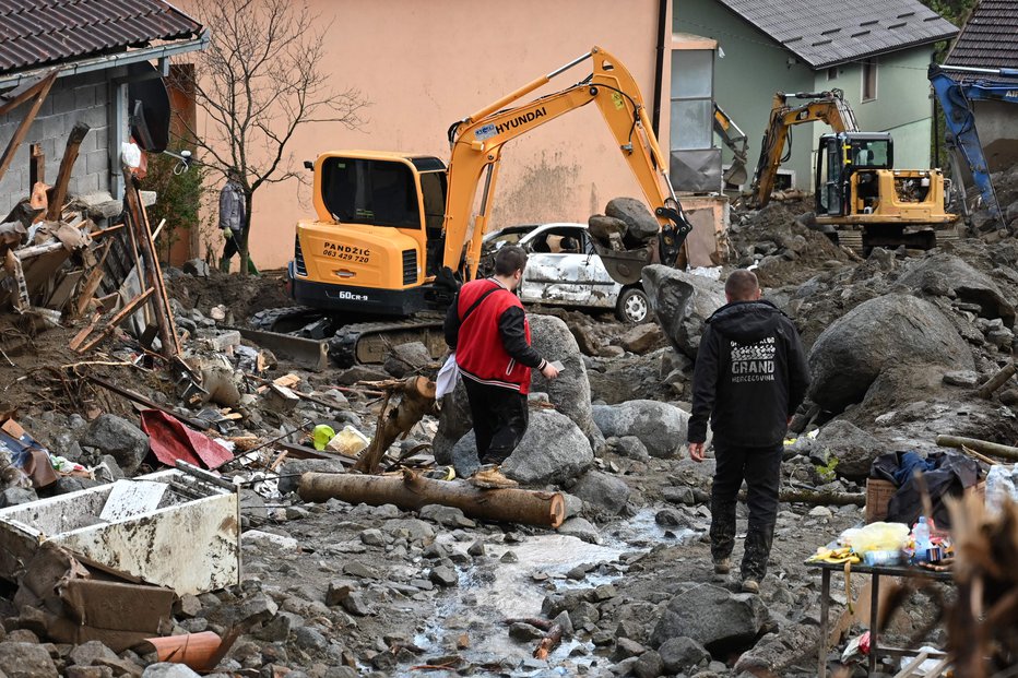 Fotografija: Pogrešane še vedno iščejo. FOTO: Elvis Barukcic Afp