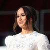 Globok dekolte Meghan Markle, a kje je bil princ Harry?