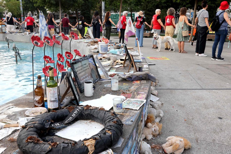 Fotografija: Obeležje Hamasovega napada. FOTO: Jack Guez Afp