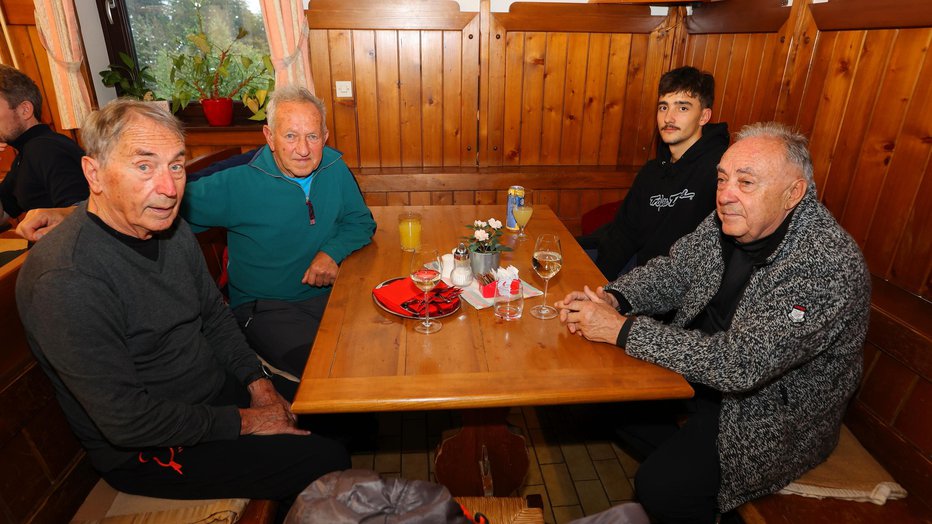 Fotografija: Alpinist in gorski reševalec Branko Jaklič (prvi z leve), Polde Taler in Franci Ekar z vnukom Jakobom FOTOGRAFIJI: Arhiv organizatorja