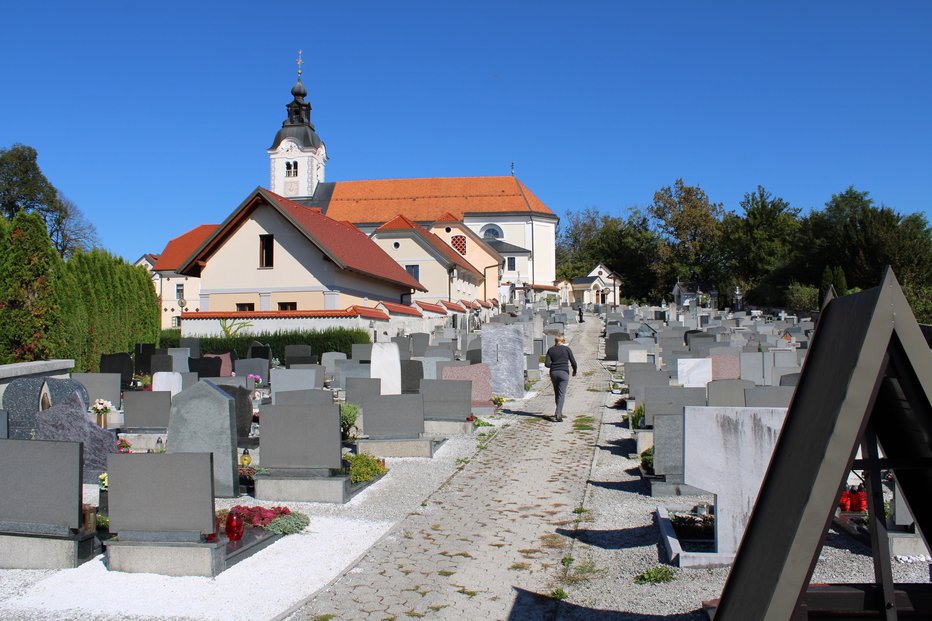 Fotografija: Pokopališča pri cerkvi sv. Petra občina ne namerava zapreti. FOTOGRAFIJE: Bojan Rajšek