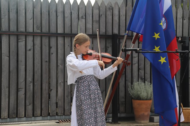 Ana Karolina Matekovič je ob 10-letnici Bistre buče zaigrala na violino.