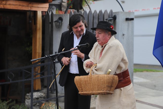 Učitelj Jože Matekovič je dobil posebno 'podkupnino', ki jo je prinesel Stanko.