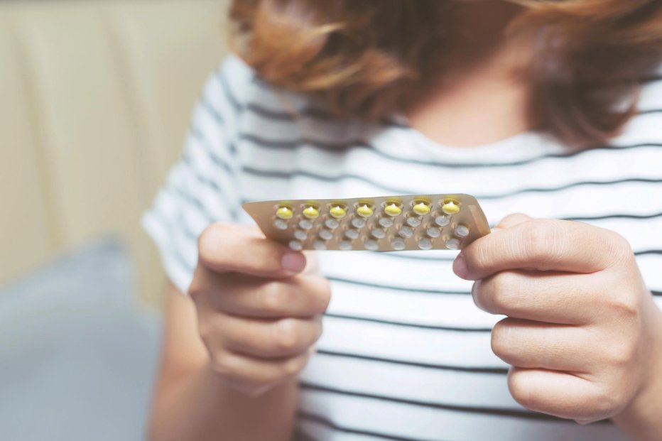 Fotografija: Tabletke urejajo menstrualni cikel in pomagajo odpravljati številne druge tegobe. FOTO: Rattankun Thongbun Getty Images/istockphoto