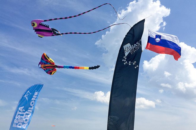 Slovenska zastava in zmaji na urbinski festi