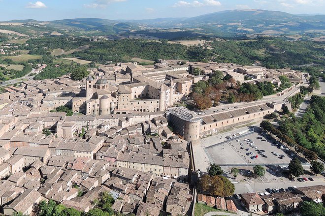 Urbino, kot ga vidi zmaj.