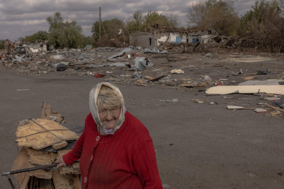 Fotografija: Starejša ženska nabira les pred zimo, Ukrajina, Doneck. FOTO: Roman Pilipey Afp